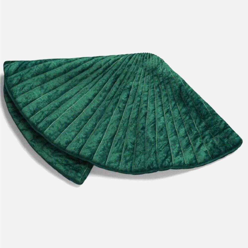 🆕Wondershop Quilted Green Velour Tree Skirt with gold embroidery